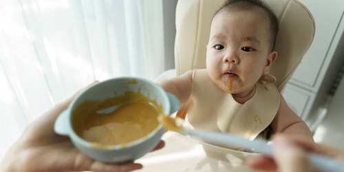 Apakah Bayi Usia 5 Bulan Boleh Makan MPASI Dini?